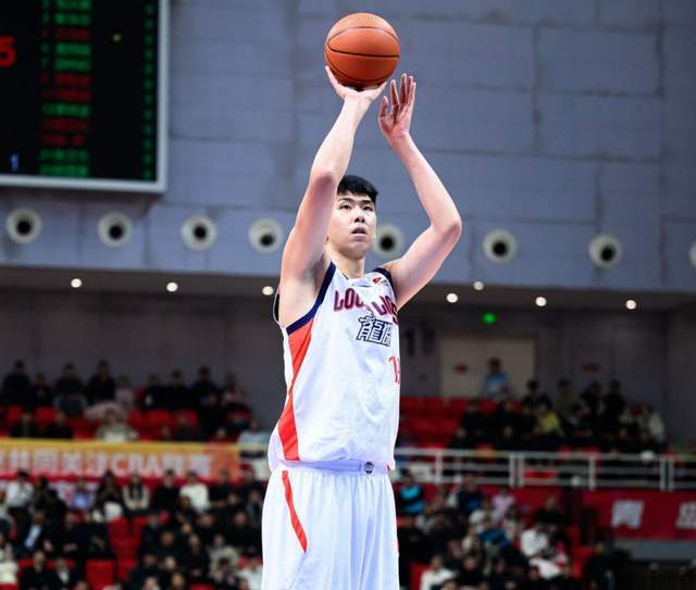 MK体育官方入口-10投狂砍21分11板4帽！这才是CBA顶级大中锋，广州靠他冲击季后赛